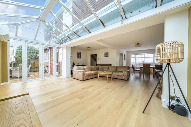 4 bed property, in Riverside Avenue, £600,000