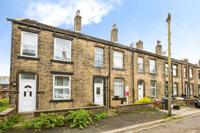 2 bed property, in Charlesworth Grove, £130,000