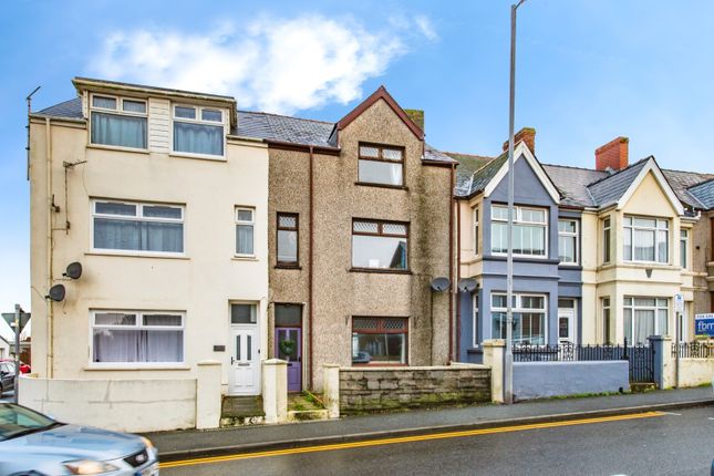 5 bed property, in Great North Road, £185,000
