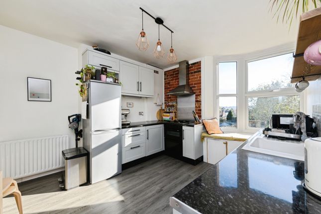 2 bed property, in Gatton Park Road, £375,000