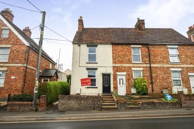 2 bed property, in Broadway, £280,000