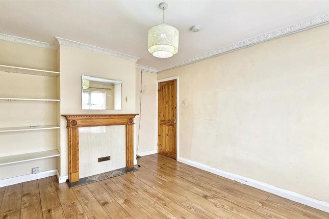 2 bed property, in London Road, £100,000