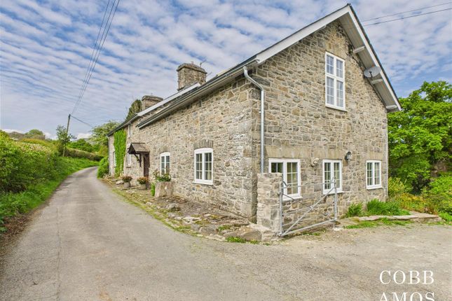 5 bed property, in Llanwrthwl, £485,000