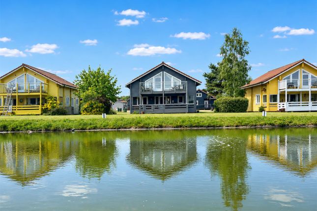 2 bed property, in Fairway Lakes NR31, £230,000