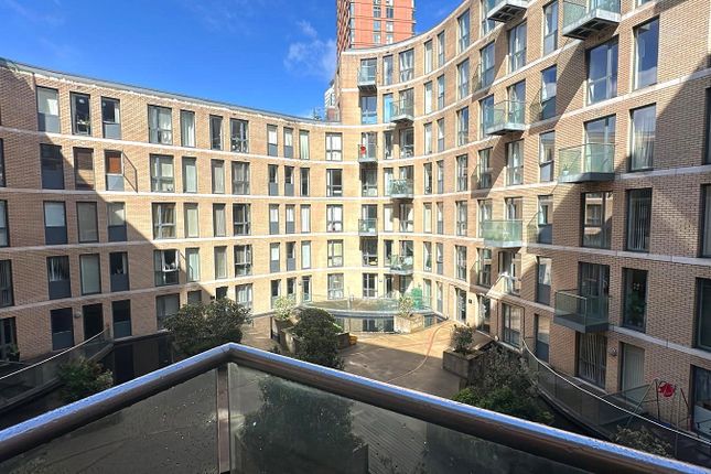 2 bed property, in Essex Street, £160,000