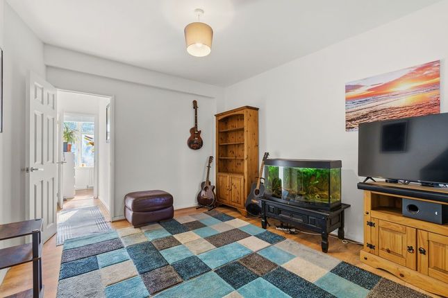 1 bed property, in Demesne Road SM6, £230,000