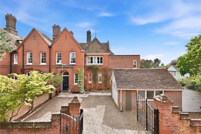 5 bed property, in Parkside Avenue, £850,000