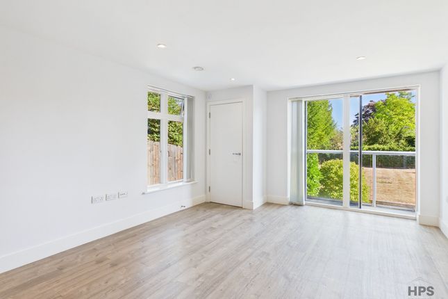 2 bed property, in Hills Court, £425,000