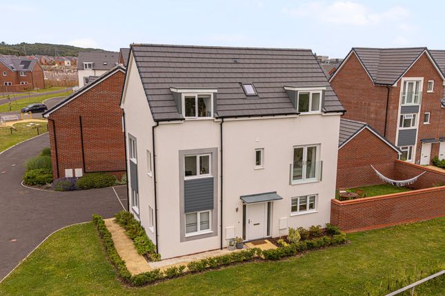5 bed property, in Deepwater Drive, £390,000