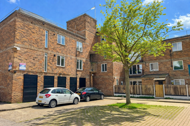 2 bed property, in Nelson Gardens, £425,000