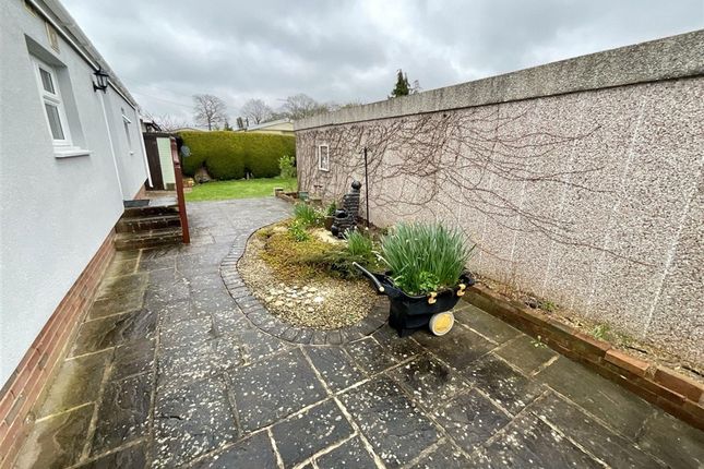 2 bed property, in Laburnum Court, £220,000