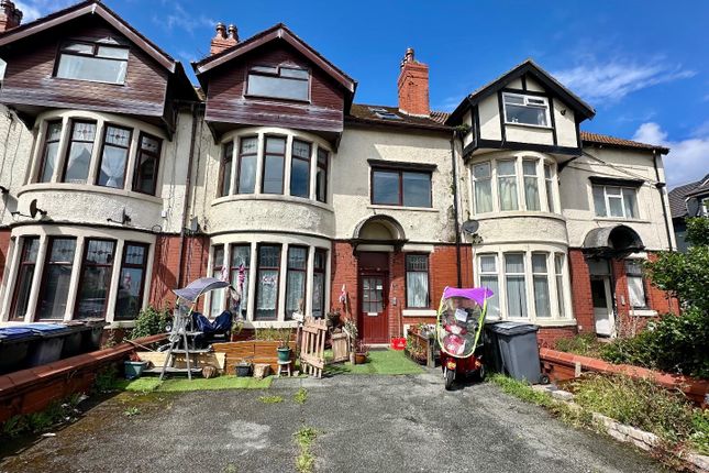 5 bed property, in Lytham Road, £180,000