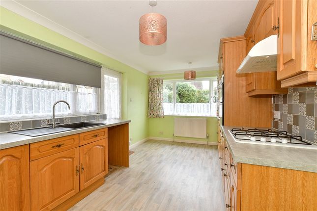 2 bed property, in Binstead Lodge Road, £260,000