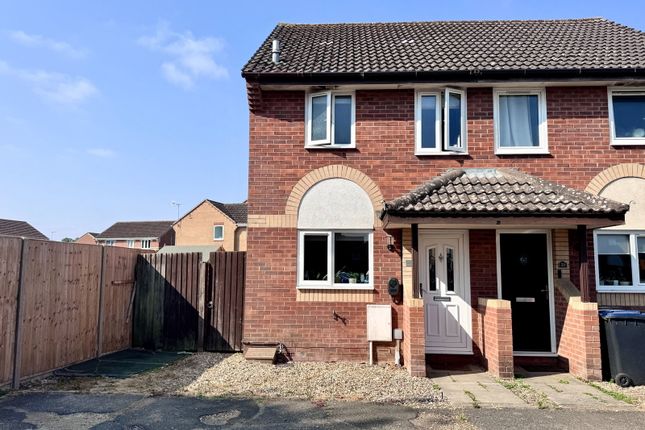 2 bed property, in Campion Close, £240,000
