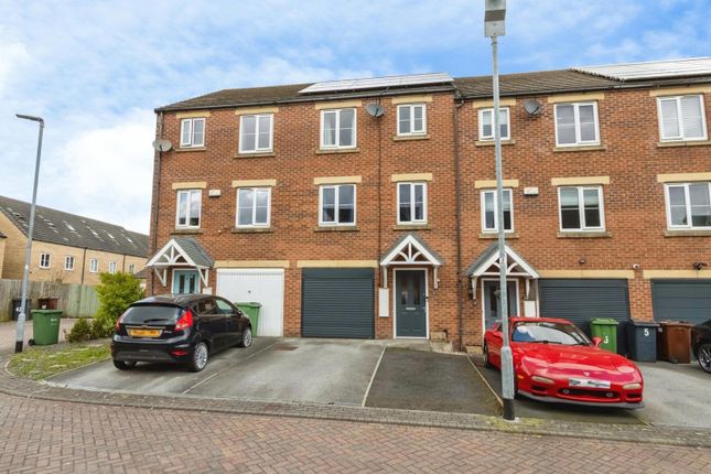 4 bed property, in Hyde Way, £270,000