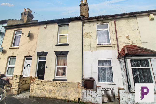2 bed property, in Albany Road, £200,000