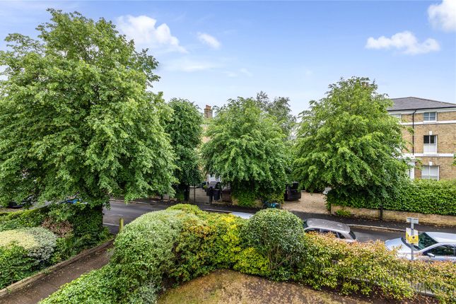 2 bed property, in Lansdowne Road, £600,000