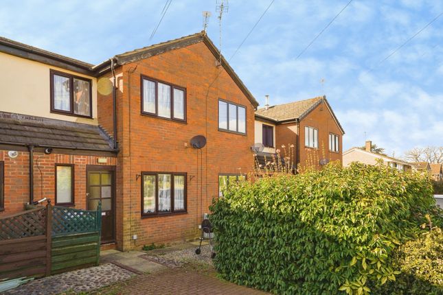 2 bed property, in Maple Drive, £250,000