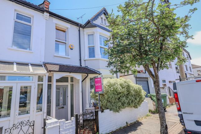 3 bed property, in Woodfield Park Drive, £555,000