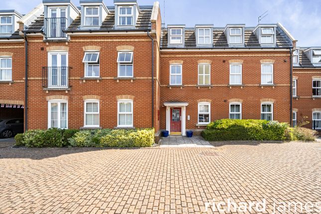 2 bed property, in Kimmeridge Court, £165,000