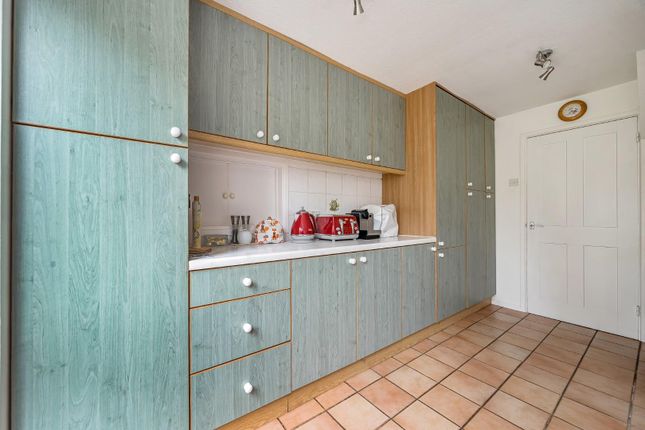 3 bed property, in Sutton Close, £325,000