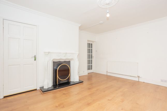 2 bed property, in Barkerland Avenue, £70,000