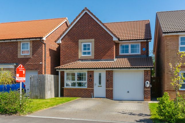 3 bed property, in Wallis Grove, £265,000