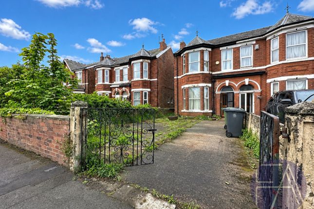 4 bed property, in Oak Street, £180,000