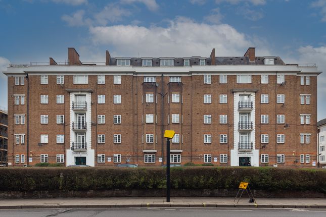 3 bed property, in Shoot Up Hill, £430,000