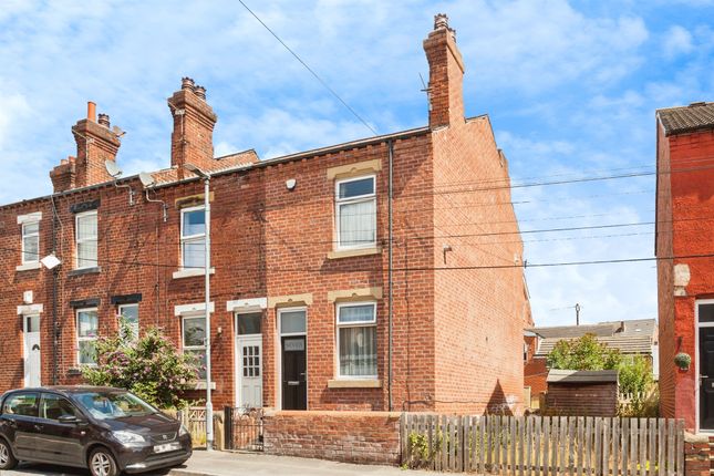 2 bed property, in Marshall Street, £160,000