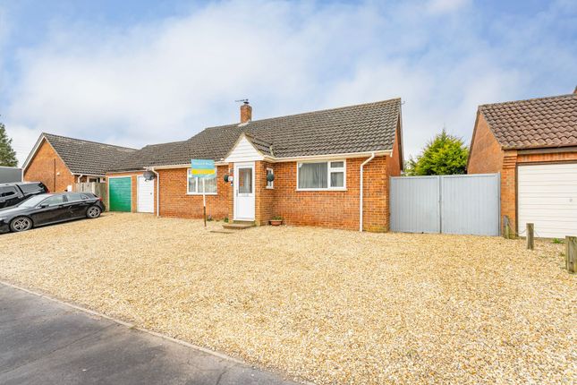 2 bed property, in Claxtons Close, £240,000