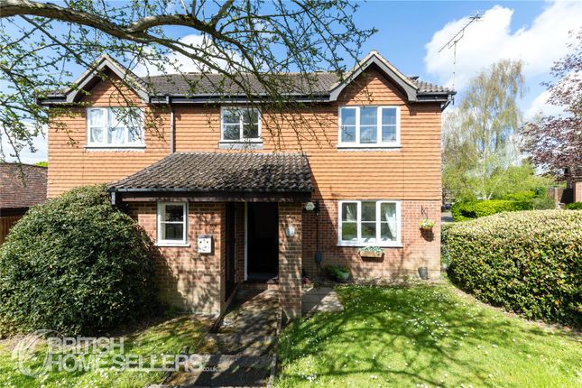 1 bed property, in Hunts Farm Close, £180,000