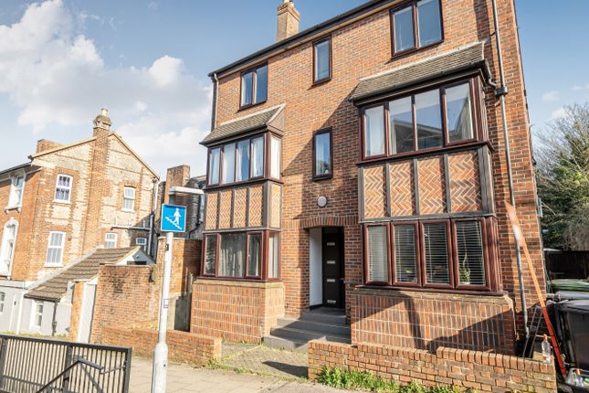 2 bed property, in Sussex Street, £270,000