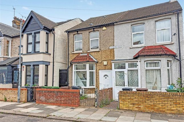 2 bed property, in Harrow Road, £195,000