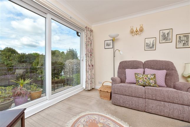 2 bed property, in Courtlands Crescent, £435,500