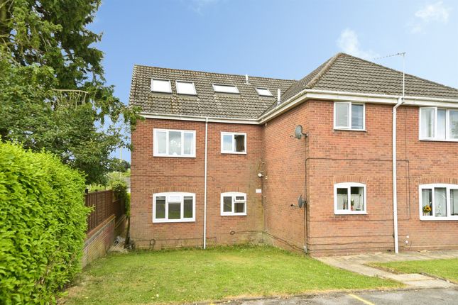 1 bed property, in Andover Road, £135,000