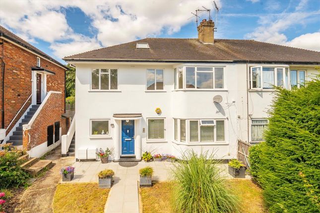 3 bed property, in Cavendish Avenue, £459,999