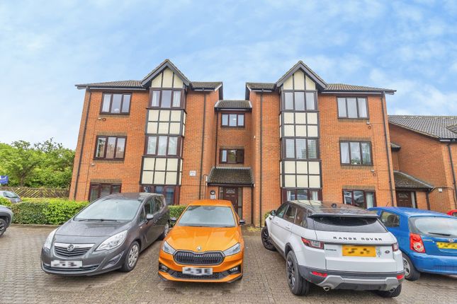1 bed property, in Tenterden Crescent, £130,000