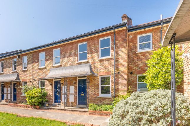 3 bed property, in Elderwood Place, £500,000
