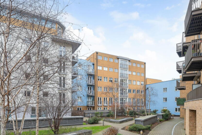 2 bed property, in Whitestone Way, £289,000