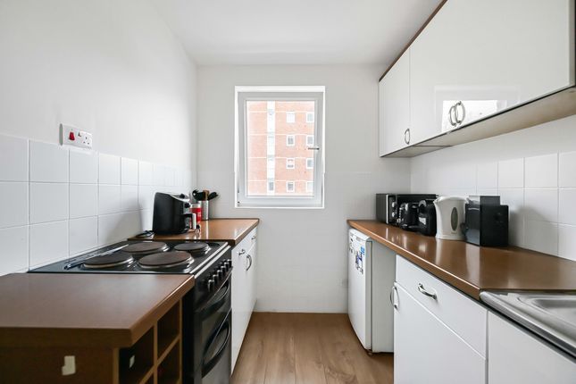 1 bed property, in Porchester Mead, £200,000