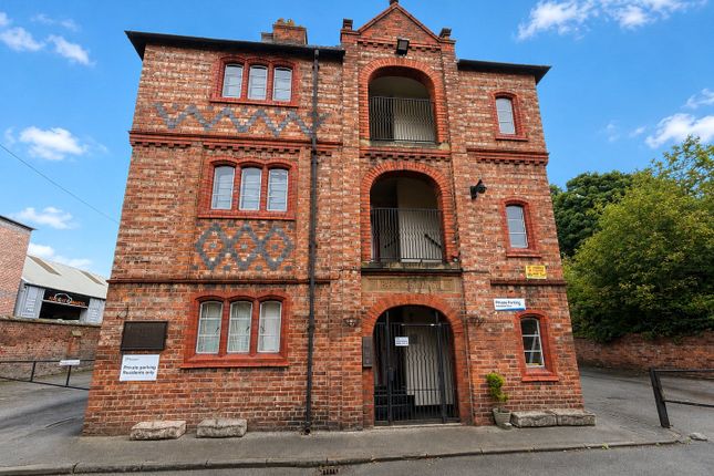 2 bed property, in Foregate Street, £140,000