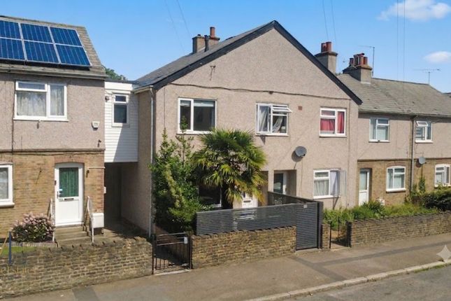 3 bed property, in Waterdales, £325,000