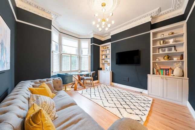 1 bed property, in Rosebery Road, £499,950
