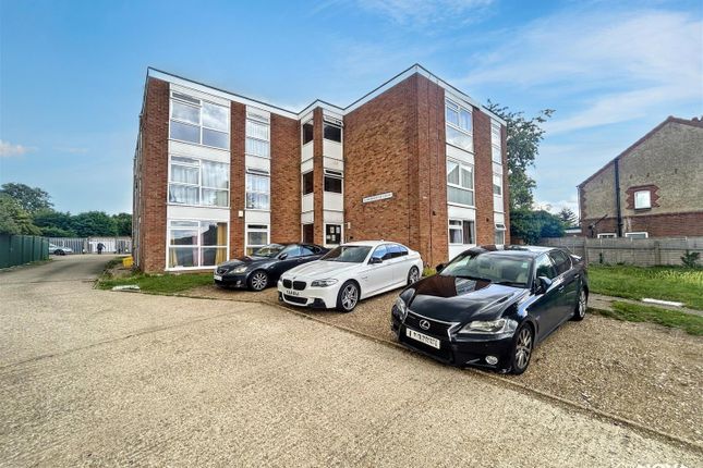 2 bed property, in Stockingstone Road, £105,000