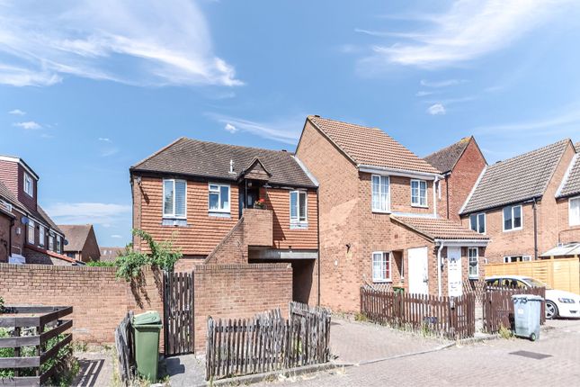 1 bed property, in Fraser Close, £190,000