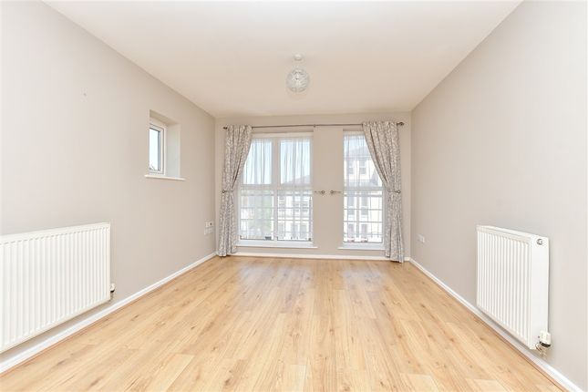 1 bed property, in Springhead Parkway, £160,000