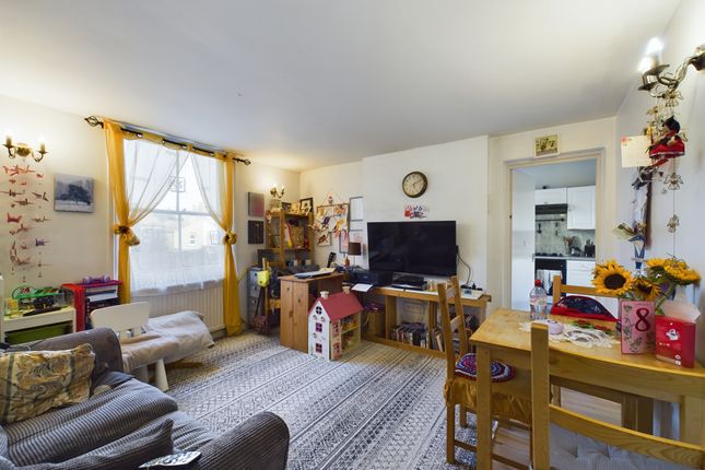 1 bed property, in Ramsden Road, £260,000
