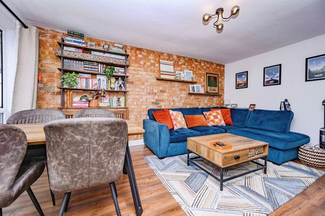 2 bed property, in Chenies Court, £230,000