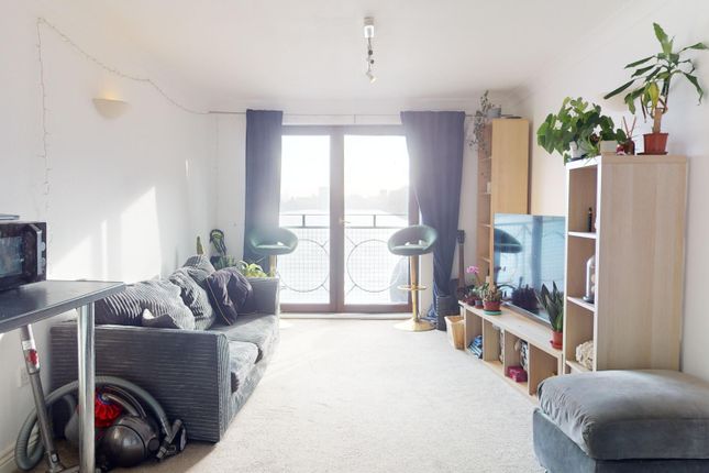 2 bed property, in Beaufort Court, £165,000